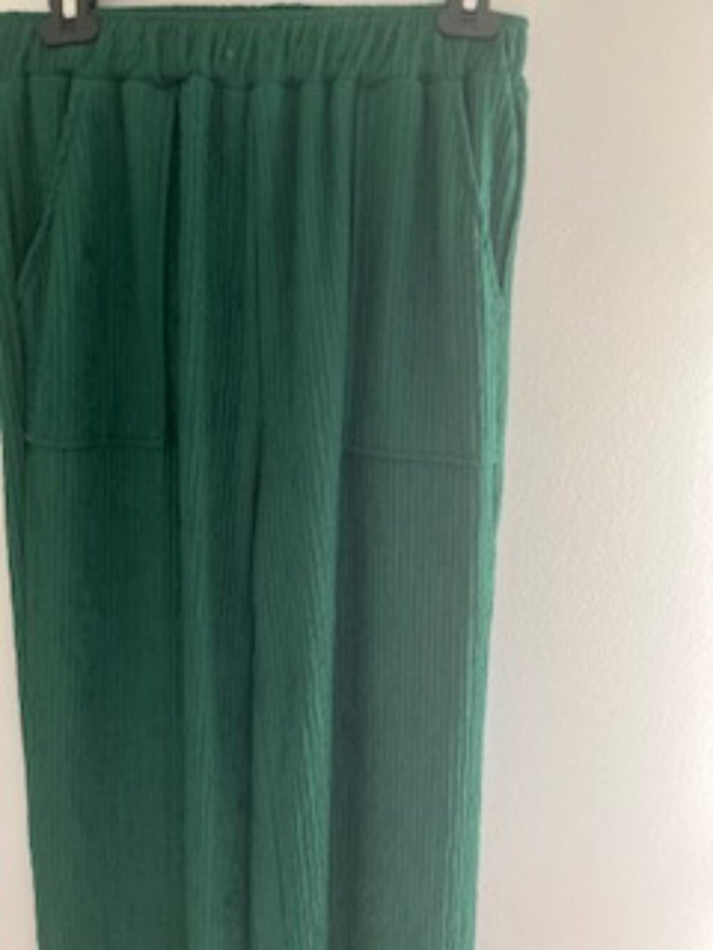 NWOT FOREST GREEN PLEATED SLACKS WITH POCKETS ELASTIC WAIST MEDIUM - Picture 2 of 4